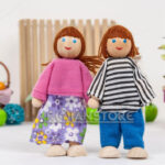 Familia de Madera Hijos Padres y Abuelos para Casa de Muñecas - Imagen 3